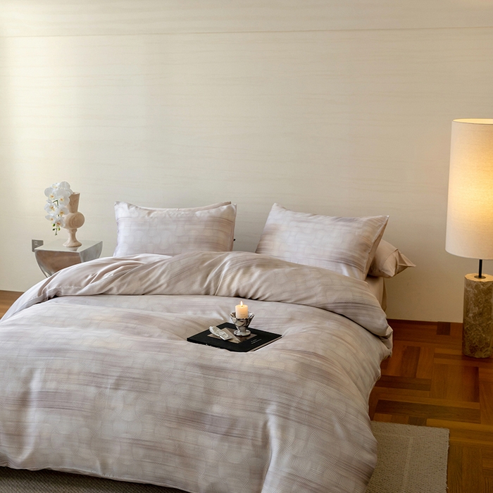 91家纺网 家纺一手货源 找家纺 咏绒家纺工厂店 2025新款60S奥地利兰精天丝数码印花暗合简约款系列四件套 卡西纳-咖