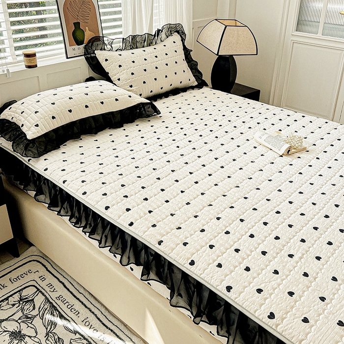 91家纺网 家纺一手货源 找家纺 艾橙家纺2025新款法式赫本风水洗棉印花雪纺花边单床笠 心心相印