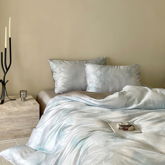 91家纺网 家纺一手货源 找家纺 咏绒家纺工厂店 2025新款60S奥地利兰精天丝数码印花暗合简约款系列四件套 莫斯-蓝