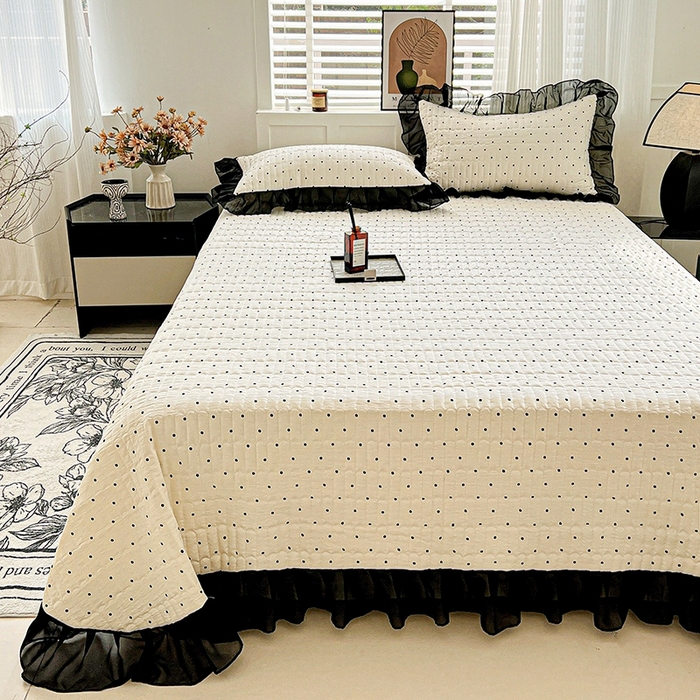 91家纺网 家纺一手货源 找家纺 艾橙家纺2025新款法式赫本风水洗棉印花雪纺花边单床盖 点点爱