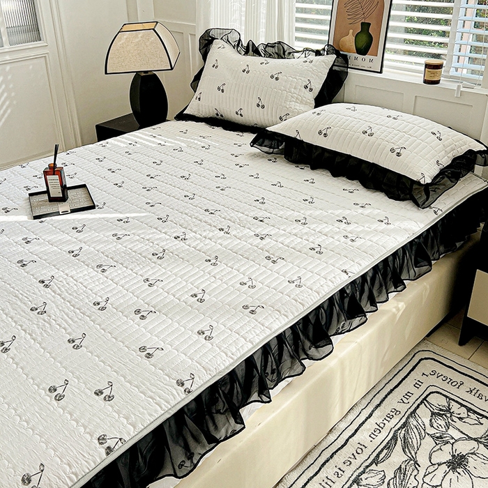 91家纺网 家纺一手货源 找家纺 艾橙家纺2025新款法式赫本风水洗棉印花雪纺花边单床笠 美味樱桃