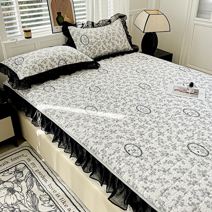 91家纺网 家纺一手货源 找家纺 艾橙家纺2025新款法式赫本风水洗棉印花雪纺花边单床笠 澜音花香