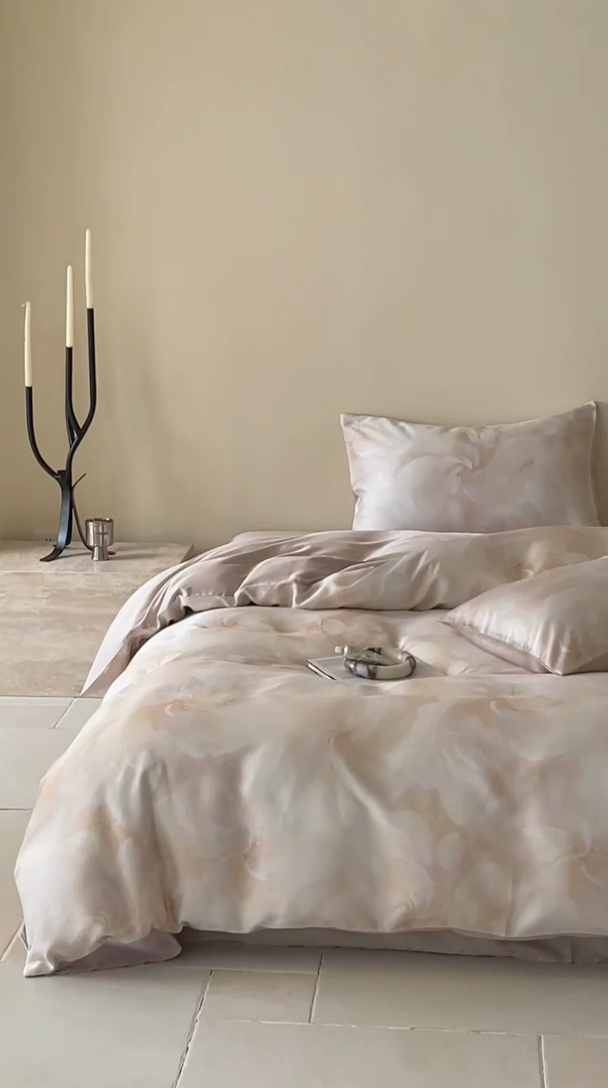 91家纺网 家纺一手货源 找家纺 咏绒家纺工厂店 2025新款60S奥地利兰精天丝数码印花暗合简约款系列四件套 莫斯-粉玉