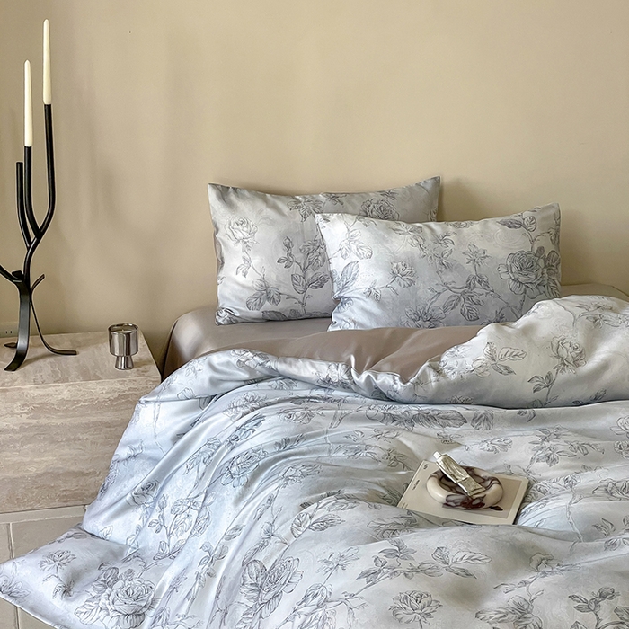 91家纺网 家纺一手货源 找家纺 咏绒家纺工厂店 2025新款60S奥地利兰精天丝数码印花暗合简约款系列四件套 夏洛-蓝