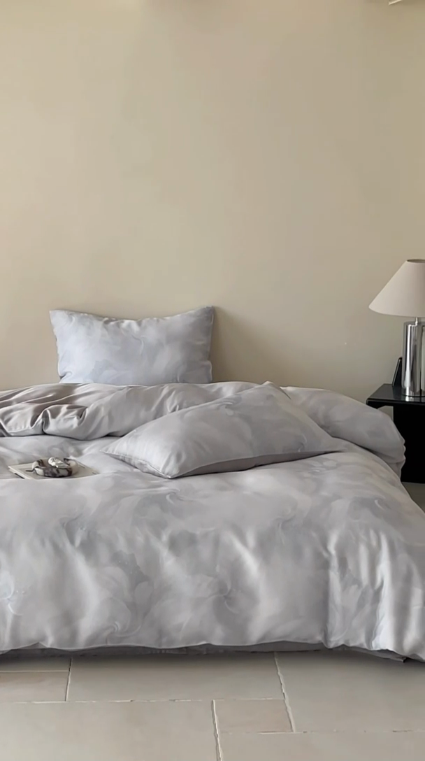 91家纺网 家纺一手货源 找家纺 咏绒家纺工厂店 2025新款60S奥地利兰精天丝数码印花暗合简约款系列四件套 莫斯-灰