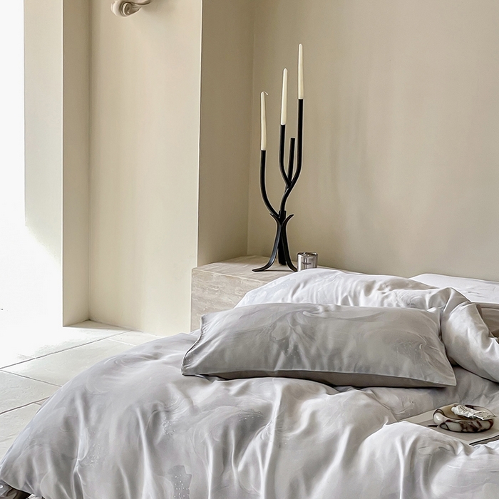 91家纺网 家纺一手货源 找家纺 咏绒家纺工厂店 2025新款60S奥地利兰精天丝数码印花暗合简约款系列四件套 莫斯-灰