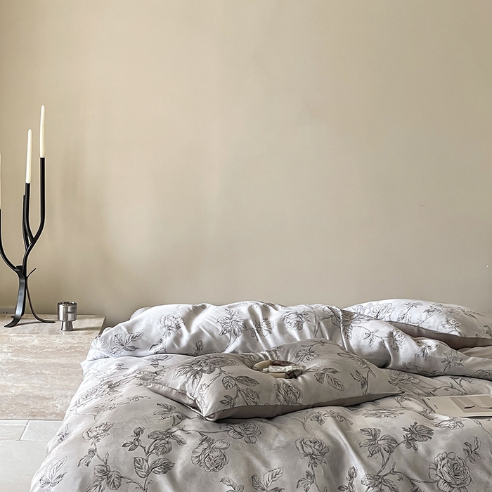 91家纺网 家纺一手货源 找家纺 咏绒家纺工厂店 2025新款60S奥地利兰精天丝数码印花暗合简约款系列四件套 夏洛-灰