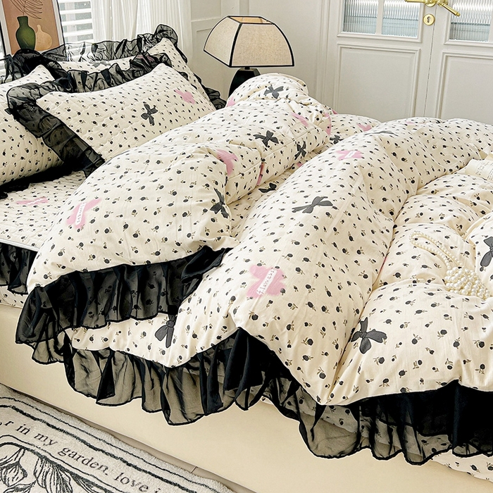 91家纺网 家纺一手货源 找家纺 艾橙家纺2025新款法式赫本风水洗棉印花雪纺花边单床笠 朵蔓花馨