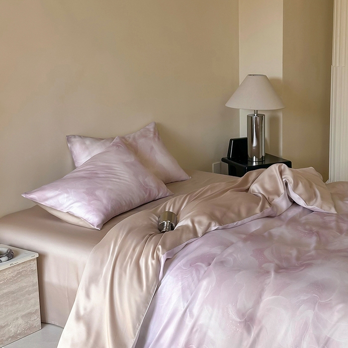 91家纺网 家纺一手货源 找家纺 咏绒家纺工厂店 2025新款60S奥地利兰精天丝数码印花暗合简约款系列四件套 莫斯-紫