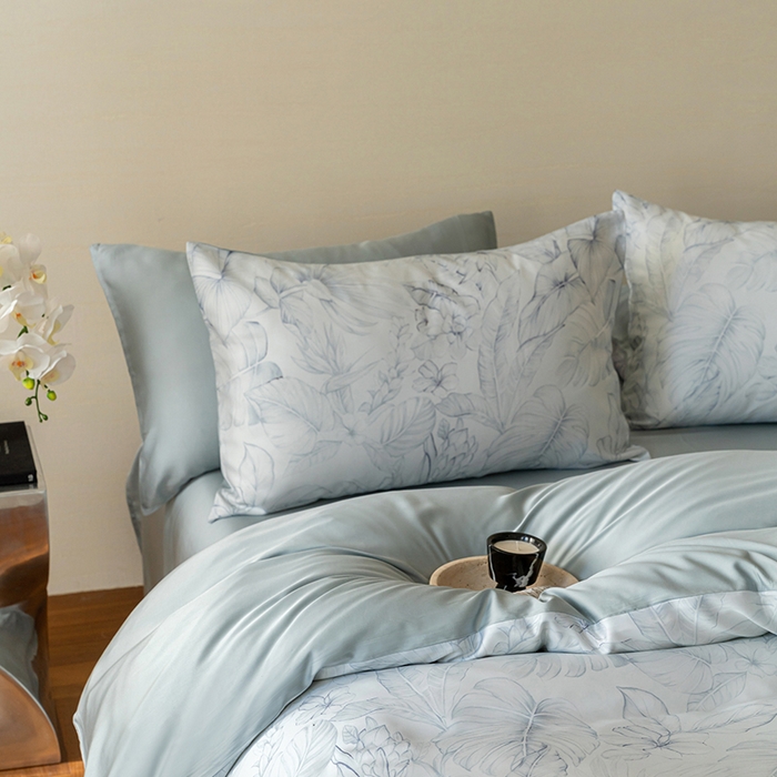 91家纺网 家纺一手货源 找家纺 咏绒家纺工厂店 2025新款60S奥地利兰精天丝数码印花暗合简约款系列四件套 叶影-蓝