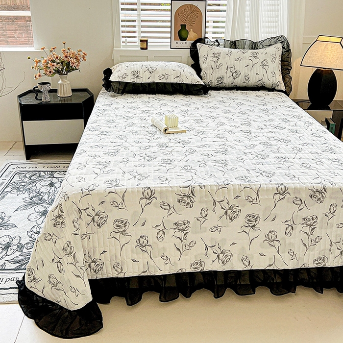 91家纺网 家纺一手货源 找家纺 艾橙家纺2025新款法式赫本风水洗棉印花雪纺花边单床盖 水墨玫瑰