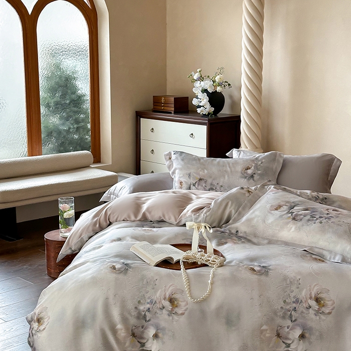 91家纺网 家纺一手货源 找家纺 2025新款60S奥地利兰精天丝数码印花宽边压线系列四件套 奥菲娜-灰