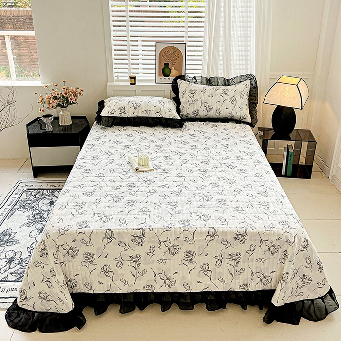 91家纺网 家纺一手货源 找家纺 艾橙家纺2025新款法式赫本风水洗棉印花雪纺花边单床盖 水墨玫瑰