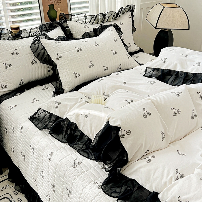 91家纺网 家纺一手货源 找家纺 艾橙家纺2025新款法式赫本风水洗棉印花雪纺花边四件套 美味樱桃