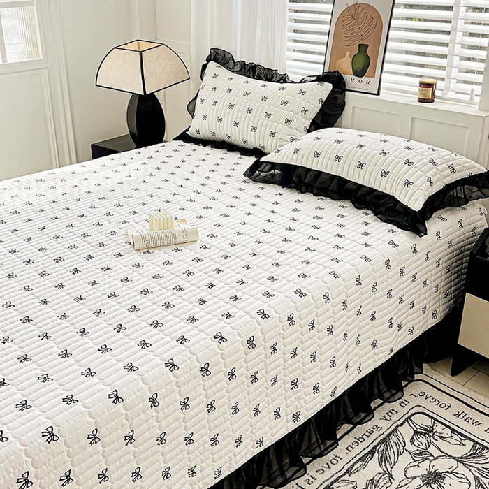 91家纺网 家纺一手货源 找家纺 艾橙家纺2025新款法式赫本风水洗棉印花雪纺花边单床盖 黑色蝴蝶结