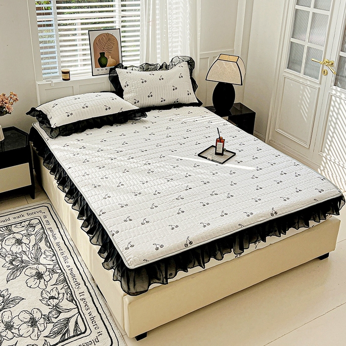 91家纺网 家纺一手货源 找家纺 艾橙家纺2025新款法式赫本风水洗棉印花雪纺花边单床笠 美味樱桃