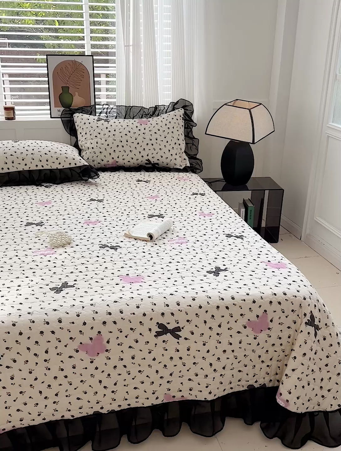 91家纺网 家纺一手货源 找家纺 艾橙家纺2025新款法式赫本风水洗棉印花雪纺花边单床盖 朵蔓花馨