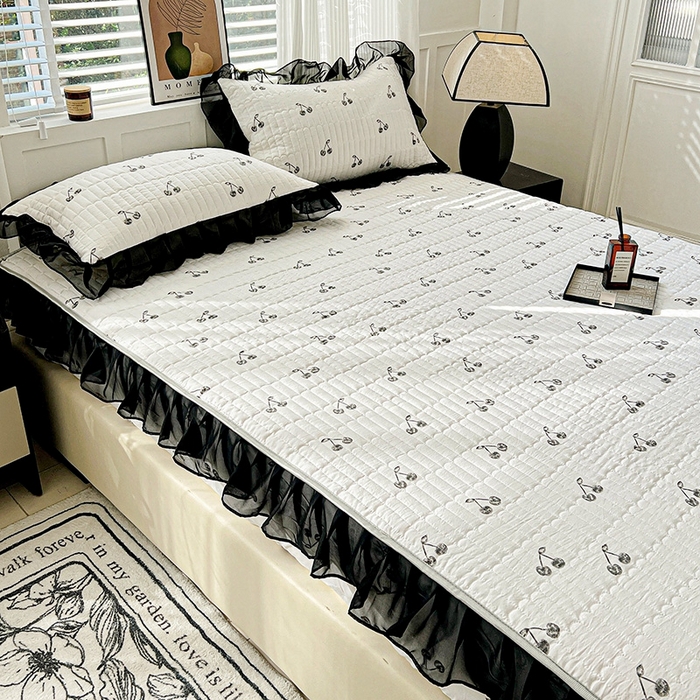 91家纺网 家纺一手货源 找家纺 艾橙家纺2025新款法式赫本风水洗棉印花雪纺花边单床笠 美味樱桃