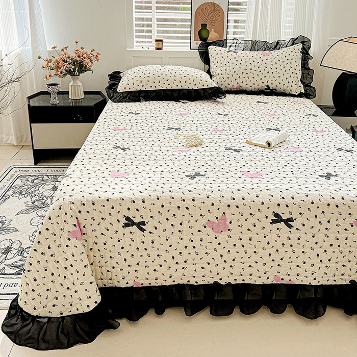 91家纺网 家纺一手货源 找家纺 艾橙家纺2025新款法式赫本风水洗棉印花雪纺花边单床盖 朵蔓花馨