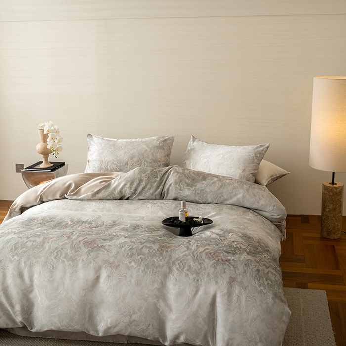 91家纺网 家纺一手货源 找家纺 咏绒家纺工厂店 2025新款60S奥地利兰精天丝数码印花暗合简约款系列四件套 望川-灰