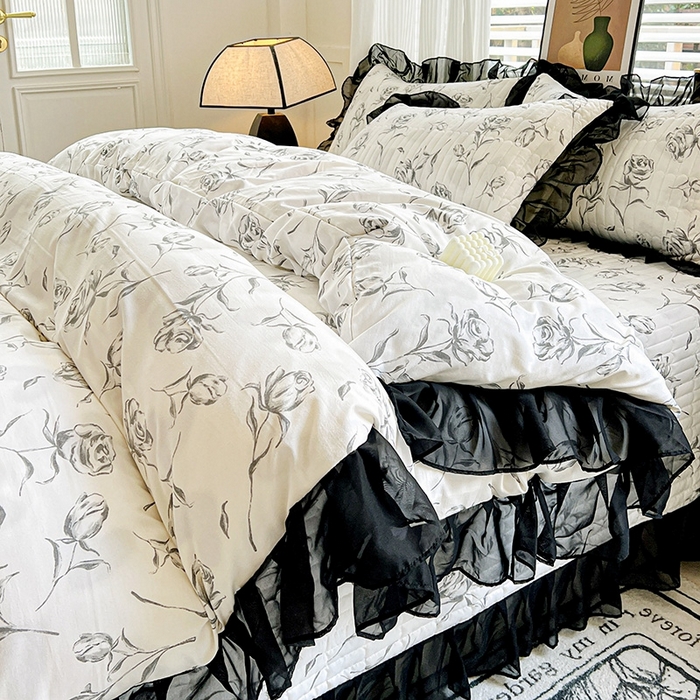 91家纺网 家纺一手货源 找家纺 艾橙家纺2025新款法式赫本风水洗棉印花雪纺花边四件套 水墨玫瑰