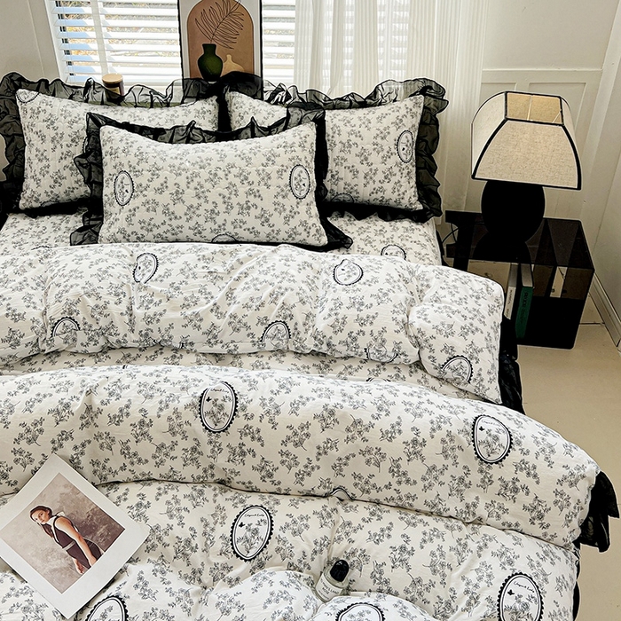 91家纺网 家纺一手货源 找家纺 艾橙家纺2025新款法式赫本风水洗棉印花雪纺花边单床笠 澜音花香