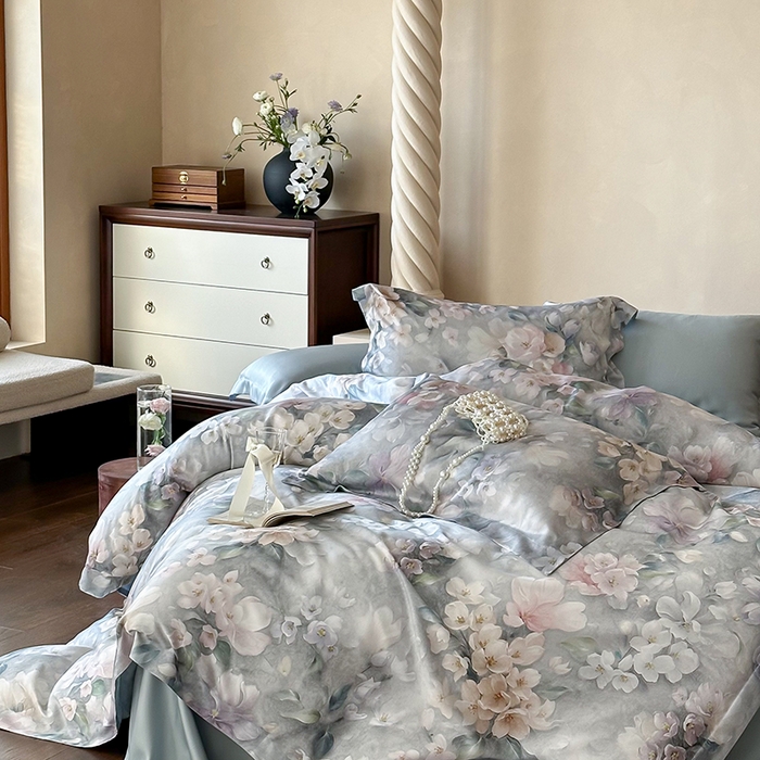 91家纺网 家纺一手货源 找家纺 2025新款60S奥地利兰精天丝数码印花宽边压线系列四件套 莫丽花园-灰