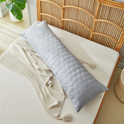 91家纺网 家纺一手货源 找家纺 温宁家纺 2025新款跨境绗缝化纤水洗棉长枕-足球格 灰色