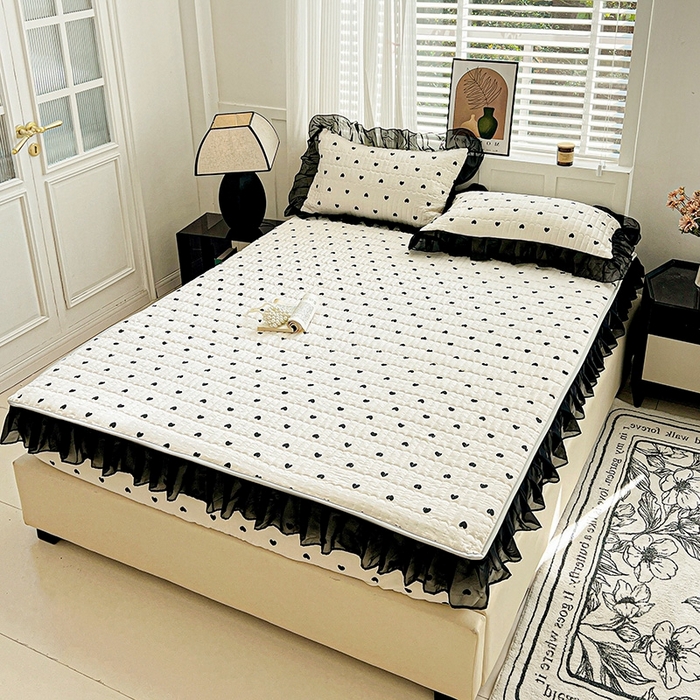 91家纺网 家纺一手货源 找家纺 艾橙家纺2025新款法式赫本风水洗棉印花雪纺花边单床笠 心心相印