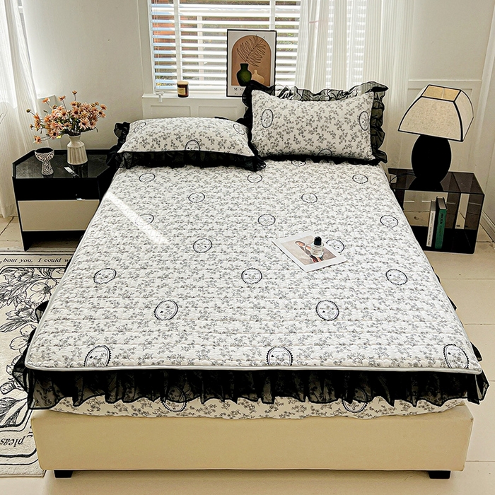 91家纺网 家纺一手货源 找家纺 艾橙家纺2025新款法式赫本风水洗棉印花雪纺花边单床笠 澜音花香