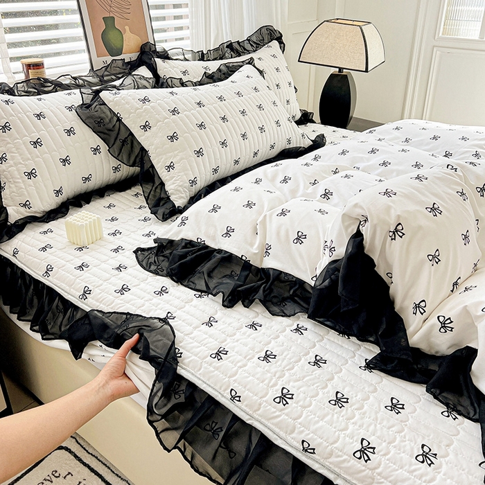 91家纺网 家纺一手货源 找家纺 艾橙家纺2025新款法式赫本风水洗棉印花雪纺花边单床笠 黑色蝴蝶结