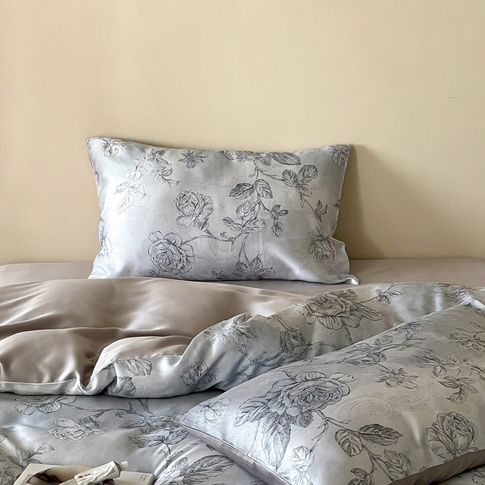 91家纺网 家纺一手货源 找家纺 咏绒家纺工厂店 2025新款60S奥地利兰精天丝数码印花暗合简约款系列四件套 夏洛-蓝