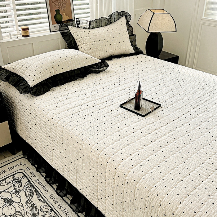 91家纺网 家纺一手货源 找家纺 艾橙家纺2025新款法式赫本风水洗棉印花雪纺花边单床盖 点点爱