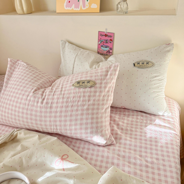 91家纺网 家纺一手货源 找家纺 桃心家居 2025新款A类ins云柔水洗棉大豆织标蝴蝶结毛球少女单夏被夏被四件套系列 粉果气泡