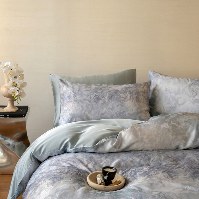 91家纺网 家纺一手货源 找家纺 咏绒家纺工厂店 2025新款60S奥地利兰精天丝数码印花暗合简约款系列四件套 望川-蓝