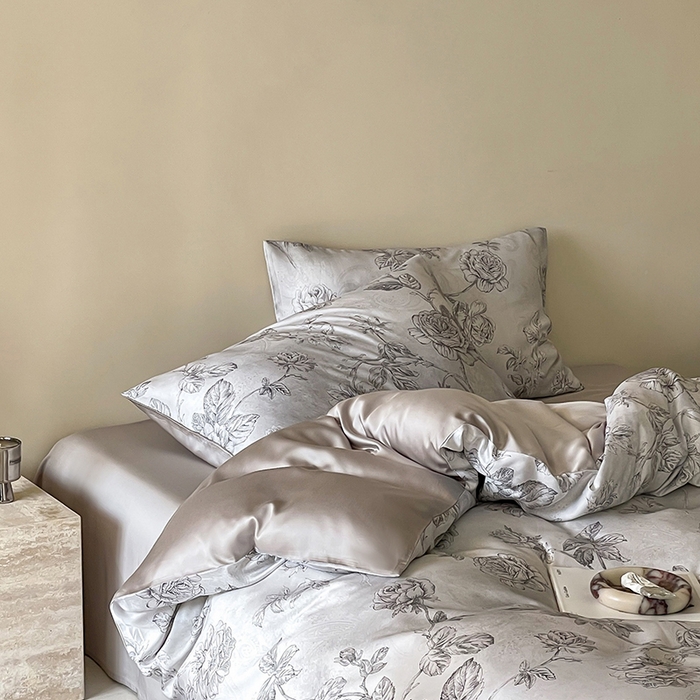 91家纺网 家纺一手货源 找家纺 咏绒家纺工厂店 2025新款60S奥地利兰精天丝数码印花暗合简约款系列四件套 夏洛-灰