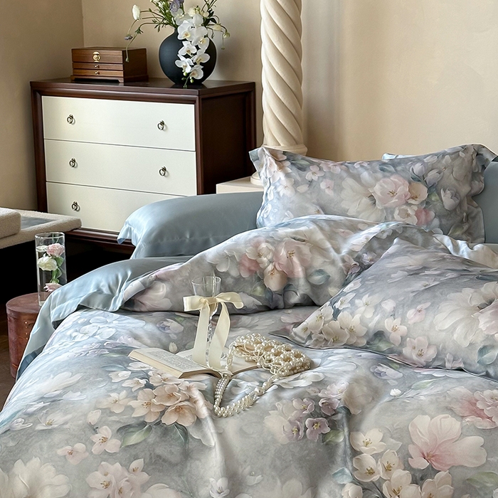 91家纺网 家纺一手货源 找家纺 2025新款60S奥地利兰精天丝数码印花宽边压线系列四件套 莫丽花园-灰