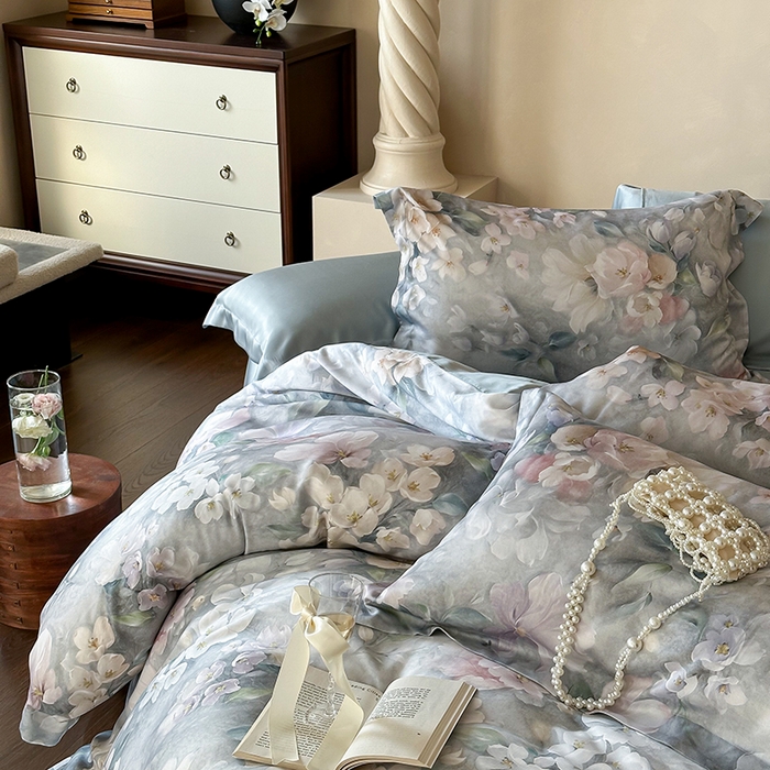 91家纺网 家纺一手货源 找家纺 2025新款60S奥地利兰精天丝数码印花宽边压线系列四件套 莫丽花园-灰