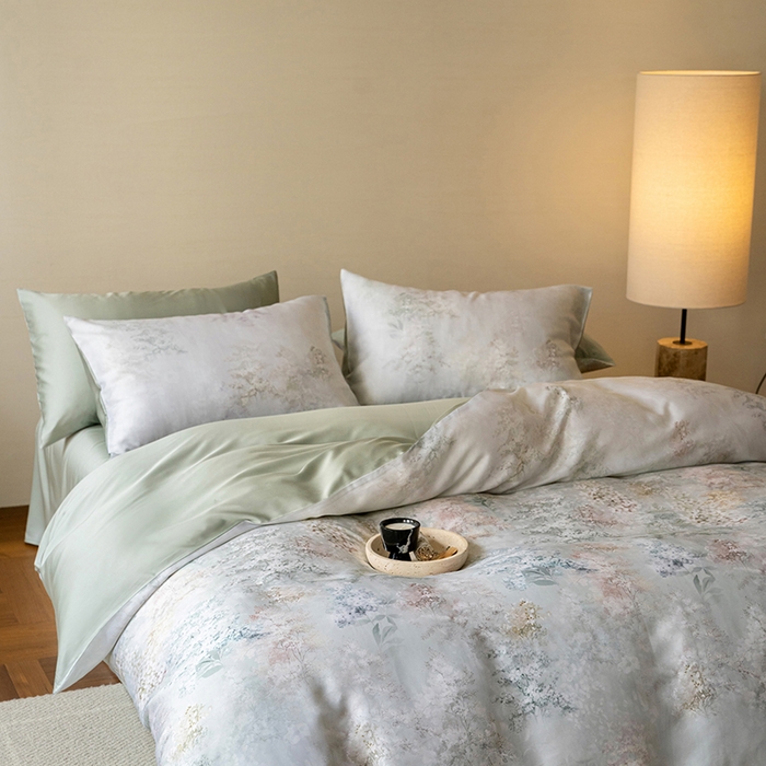 91家纺网 家纺一手货源 找家纺 咏绒家纺工厂店 2025新款60S奥地利兰精天丝数码印花暗合简约款系列四件套 栖舟-绿