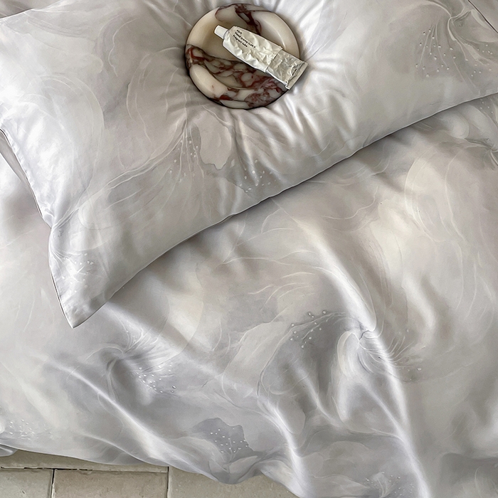 91家纺网 家纺一手货源 找家纺 咏绒家纺工厂店 2025新款60S奥地利兰精天丝数码印花暗合简约款系列四件套 莫斯-灰