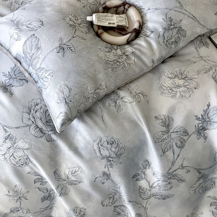 91家纺网 家纺一手货源 找家纺 咏绒家纺工厂店 2025新款60S奥地利兰精天丝数码印花暗合简约款系列四件套 夏洛-蓝