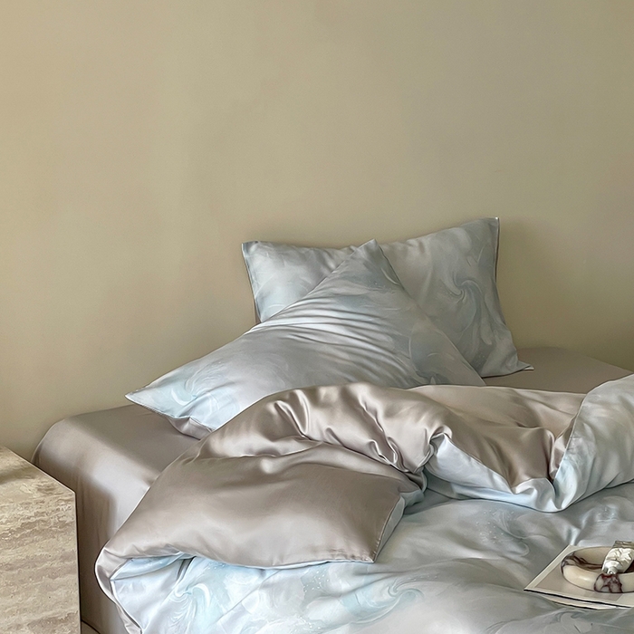 91家纺网 家纺一手货源 找家纺 咏绒家纺工厂店 2025新款60S奥地利兰精天丝数码印花暗合简约款系列四件套 莫斯-蓝