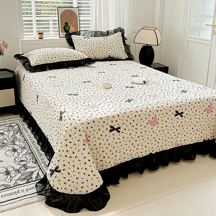 91家纺网 家纺一手货源 找家纺 艾橙家纺2025新款法式赫本风水洗棉印花雪纺花边单床盖 朵蔓花馨