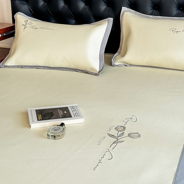 91家纺网 家纺一手货源 找家纺 格真 2025新款A类中分子PE瞬间凉感刺绣冰藤席高端复合三明治加密软凉席可折叠空调席藤席 凉感冰腾-米黄