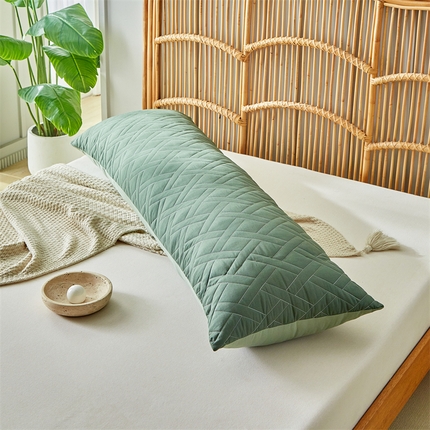 温宁家纺 2025新款跨境绗缝化纤水洗棉长枕-直线格 绿色