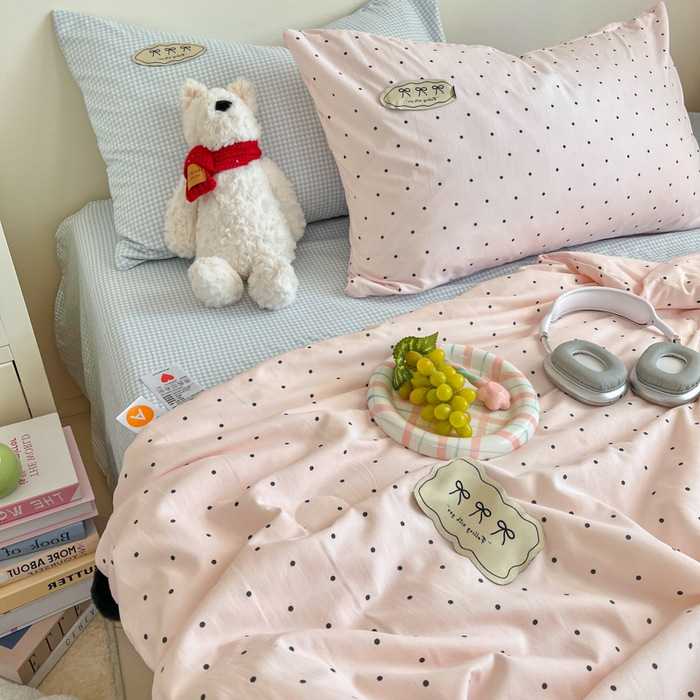 91家纺网 家纺一手货源 找家纺 桃心家居 2025新款A类ins云柔水洗棉大豆织标蝴蝶结毛球少女单夏被夏被四件套系列 奶昔粉蓝