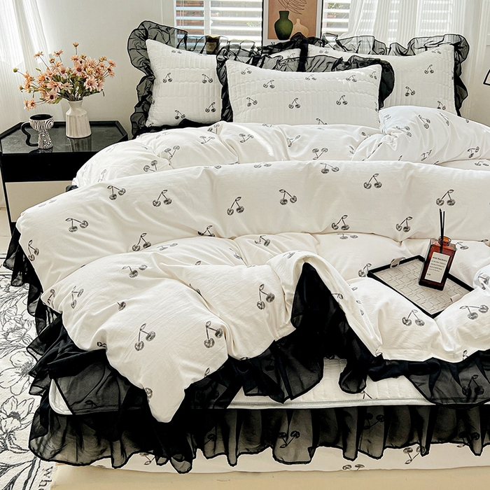 91家纺网 家纺一手货源 找家纺 艾橙家纺2025新款法式赫本风水洗棉印花雪纺花边单床笠 美味樱桃