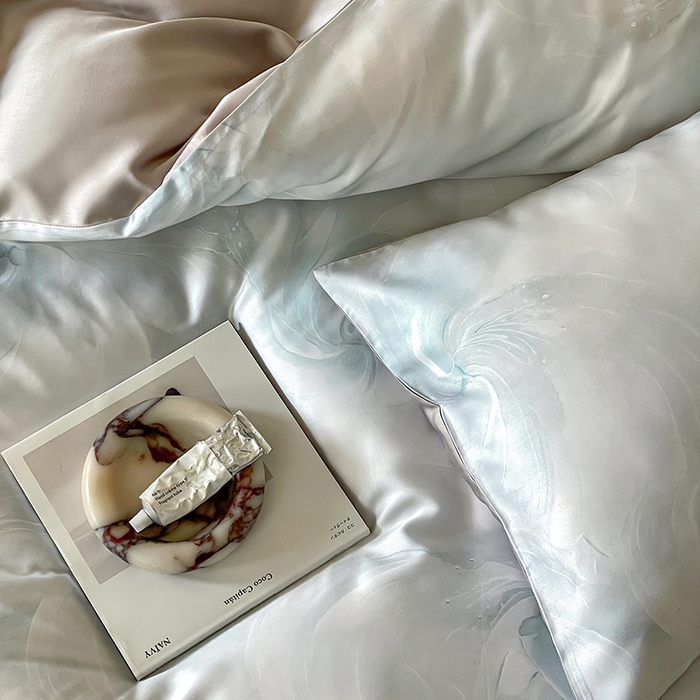 91家纺网 家纺一手货源 找家纺 咏绒家纺工厂店 2025新款60S奥地利兰精天丝数码印花暗合简约款系列四件套 莫斯-蓝