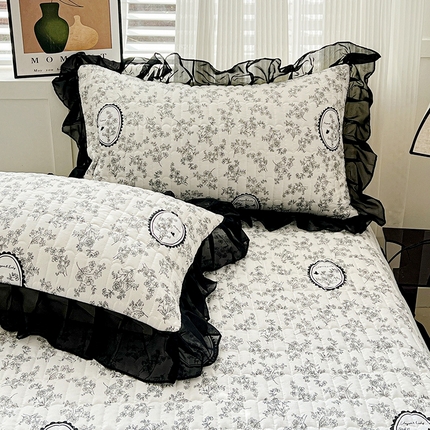 91家纺网 家纺一手货源 找家纺 艾橙 2025新款法式赫本风水洗棉印花雪纺花边单枕套 澜音花香