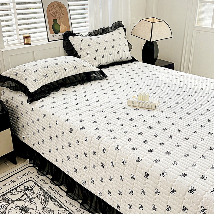 91家纺网 家纺一手货源 找家纺 艾橙家纺2025新款法式赫本风水洗棉印花雪纺花边单床盖 黑色蝴蝶结